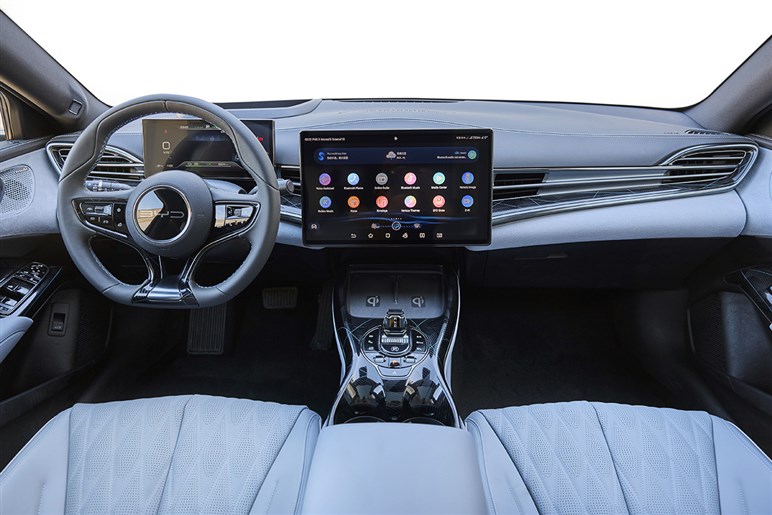 【BYDも驚くコスパ】日産の「新型BEV」の激安価格と超絶スペックが話題。ネットではどう評価されている？