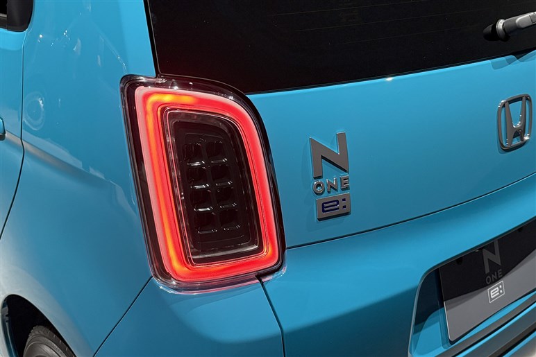ホンダが新型EV「Nワン・イー」を公開。その無印良品的なコンセプトに想定ユーザーの「ミドル＋20代女性」はついて行けるのか？