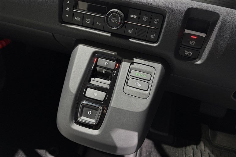 ホンダが新型EV「Nワン・イー」を公開。その無印良品的なコンセプトに想定ユーザーの「ミドル＋20代女性」はついて行けるのか？