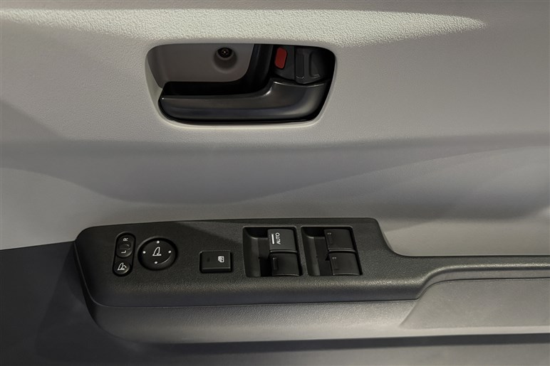 ホンダが新型EV「Nワン・イー」を公開。その無印良品的なコンセプトに想定ユーザーの「ミドル＋20代女性」はついて行けるのか？