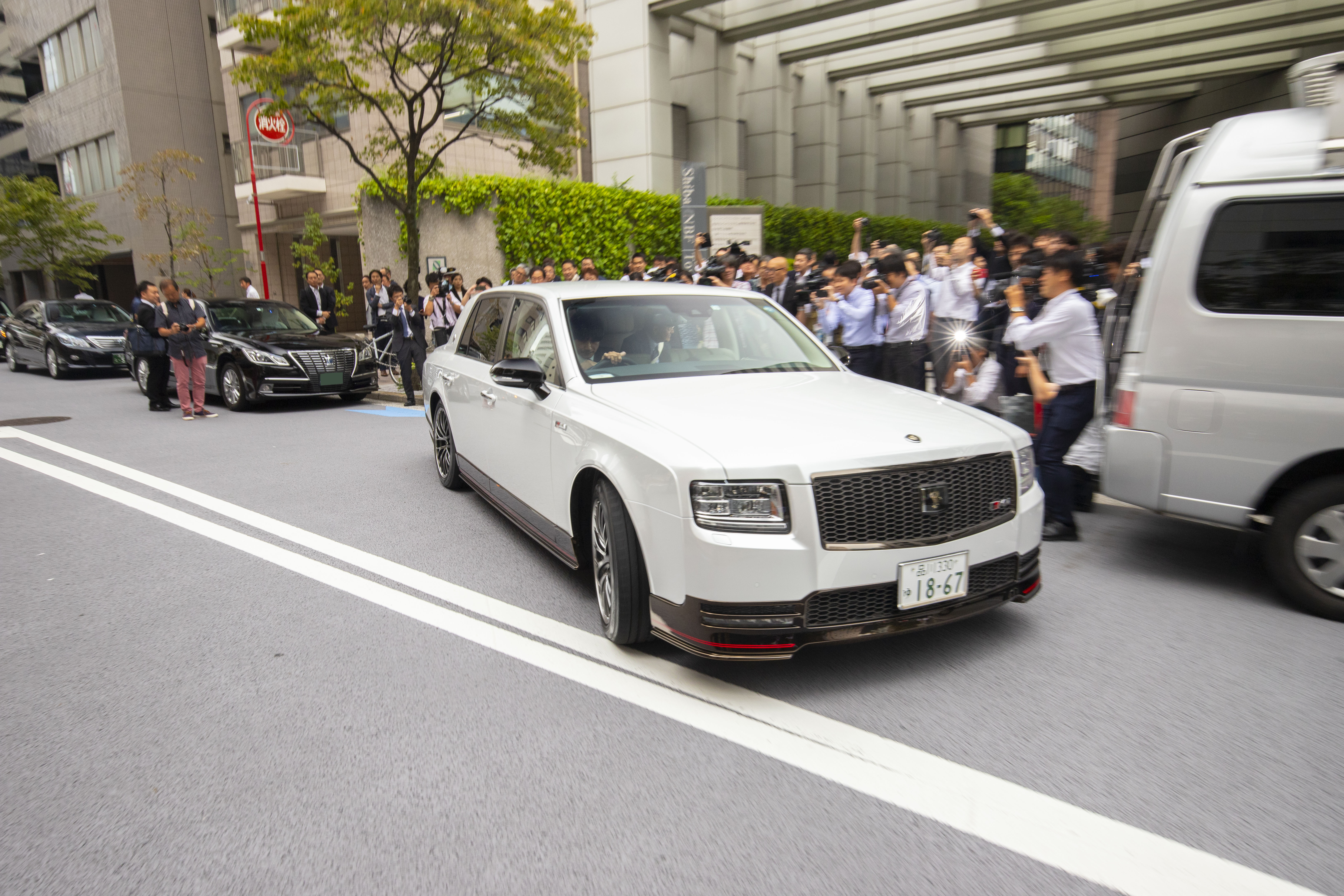報道陣も騒然！　豊田章男社長が乗り込んだのは世界に1台だけのトヨタ・センチュリーGRMN！
