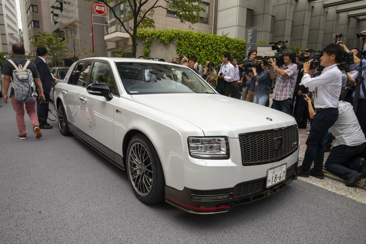 報道陣も騒然！　豊田章男社長が乗り込んだのは世界に1台だけのトヨタ・センチュリーGRMN！