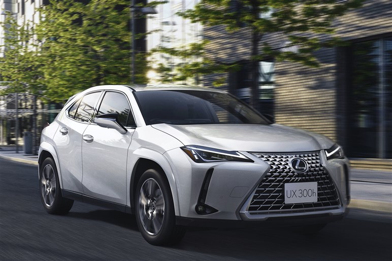 レクサスの小型SUV「UX」にクール系とエレガント系、2台の豪華仕様車。次期型UXも気になる