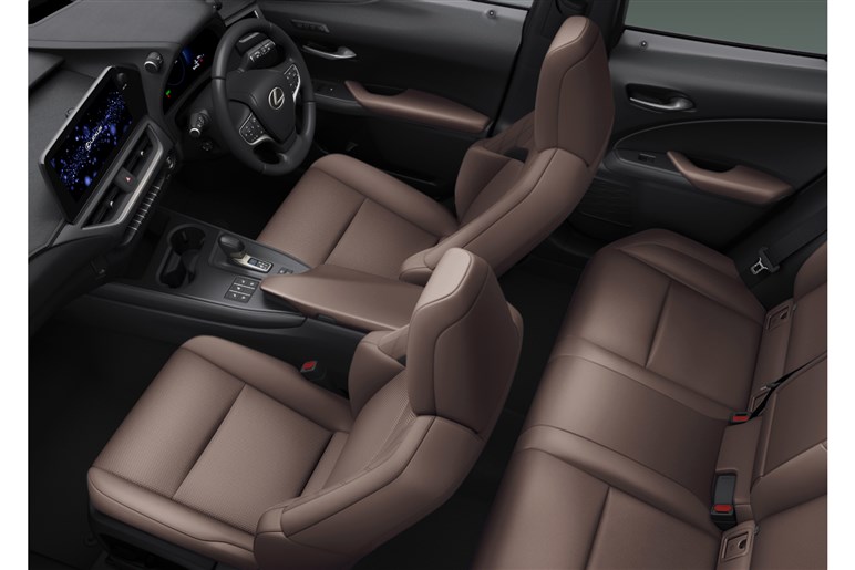 レクサスの小型SUV「UX」にクール系とエレガント系、2台の豪華仕様車。次期型UXも気になる