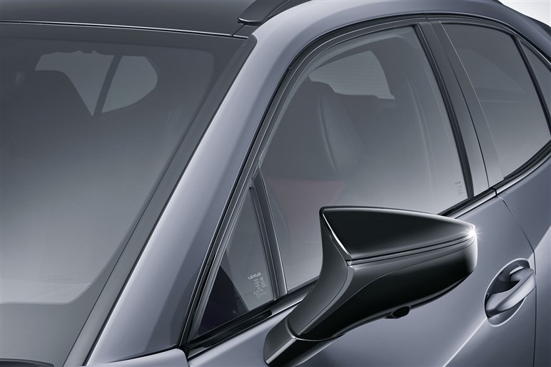 レクサスの小型SUV「UX」にクール系とエレガント系、2台の豪華仕様車。次期型UXも気になる