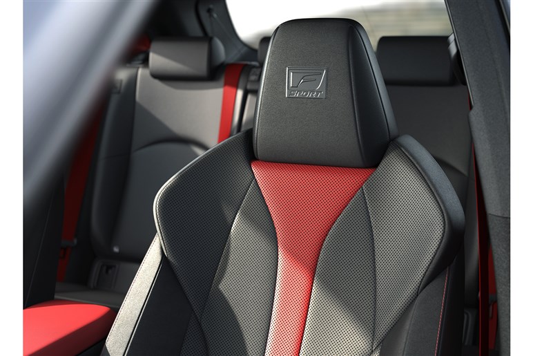 レクサスの小型SUV「UX」にクール系とエレガント系、2台の豪華仕様車。次期型UXも気になる