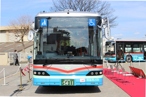 京急バス初・横須賀初の「大型EVバス」デビュー 普通のバスと明らかに違う“車内構造”