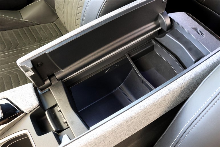 プジョーの新型SUV「3008」登場。ハイブリッド化で本当に良くなったのか？ 走りと装備を正直インプレッション