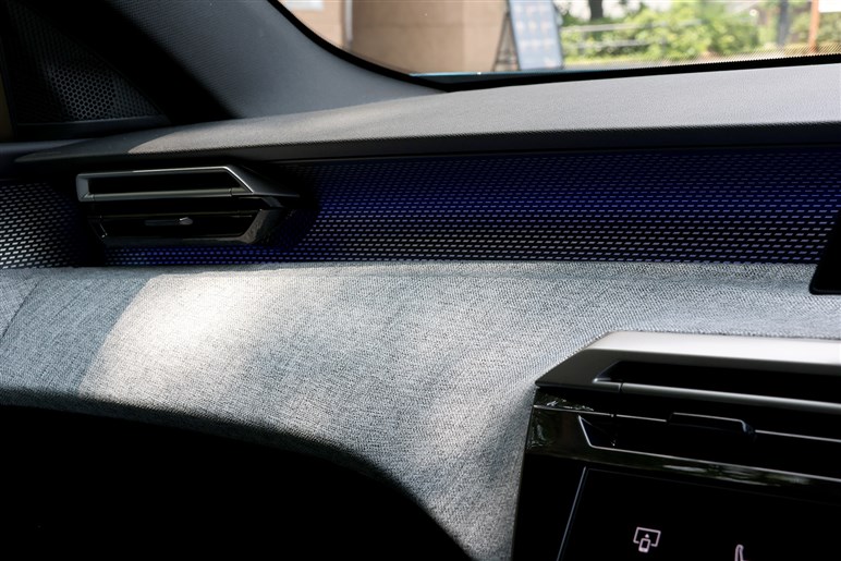 プジョーの新型SUV「3008」登場。ハイブリッド化で本当に良くなったのか？ 走りと装備を正直インプレッション