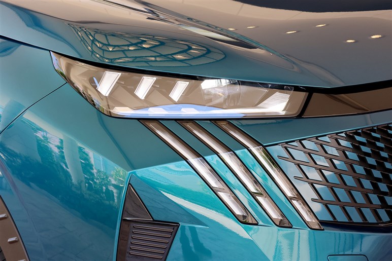 プジョーの新型SUV「3008」登場。ハイブリッド化で本当に良くなったのか？ 走りと装備を正直インプレッション