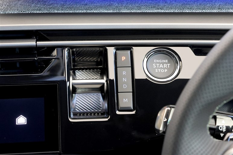 プジョーの新型SUV「3008」登場。ハイブリッド化で本当に良くなったのか？ 走りと装備を正直インプレッション