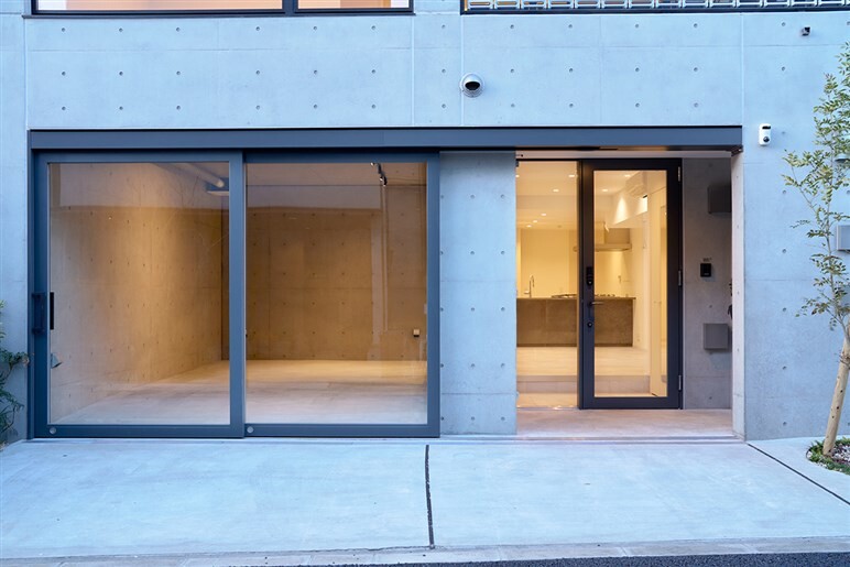 クルマを眺める“家”こと「ガレージハウス」とは。日本でも最先端の“高級物件”で採用される設計や設備が斜め上レベルの世界だった