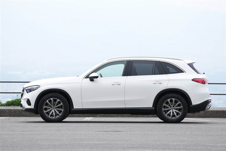 メルセデスの最新「GLC EV」は“300SEL”顔？ 800V充電＆0-100km加速4秒未満などのスペックも明らかに