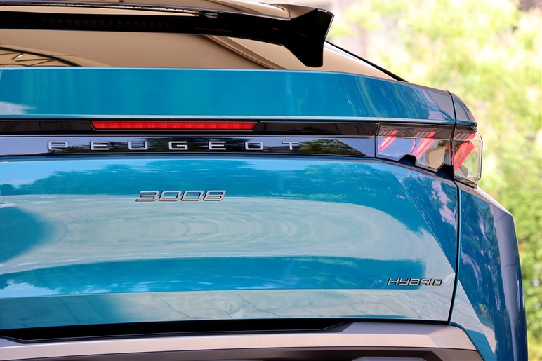 プジョーの新型SUV「3008」登場。ハイブリッド化で本当に良くなったのか？ 走りと装備を正直インプレッション