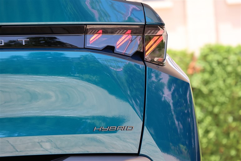 プジョーの新型SUV「3008」登場。ハイブリッド化で本当に良くなったのか？ 走りと装備を正直インプレッション