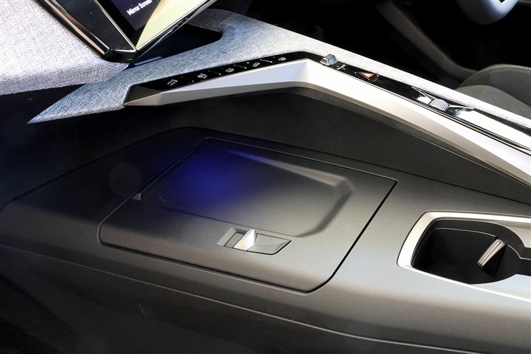 プジョーの新型SUV「3008」登場。ハイブリッド化で本当に良くなったのか？ 走りと装備を正直インプレッション