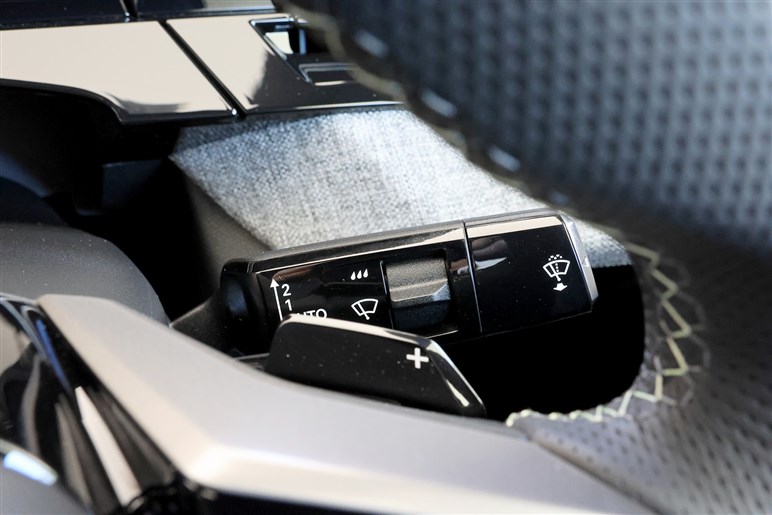 プジョーの新型SUV「3008」登場。ハイブリッド化で本当に良くなったのか？ 走りと装備を正直インプレッション