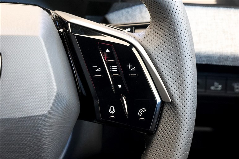 プジョーの新型SUV「3008」登場。ハイブリッド化で本当に良くなったのか？ 走りと装備を正直インプレッション