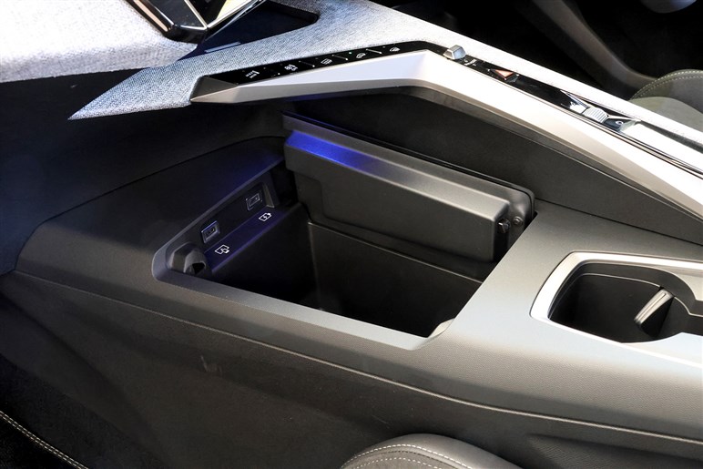 プジョーの新型SUV「3008」登場。ハイブリッド化で本当に良くなったのか？ 走りと装備を正直インプレッション
