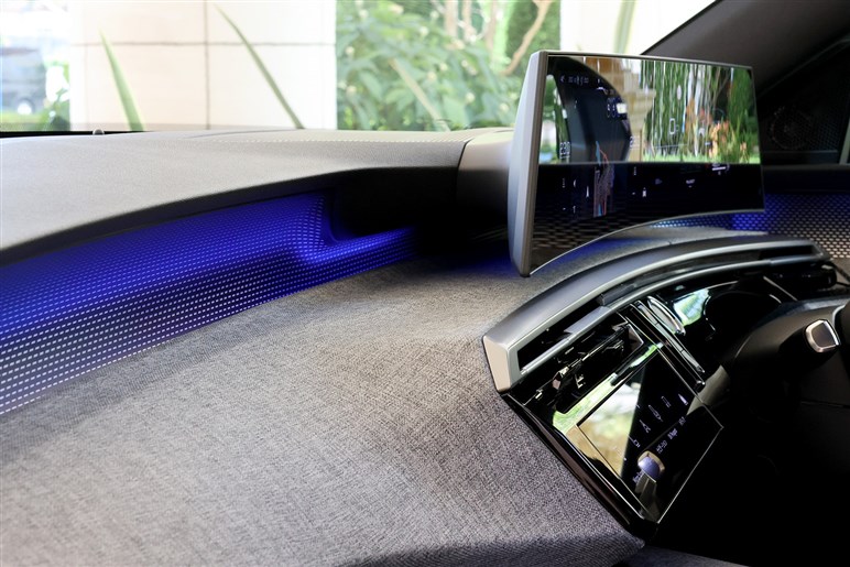 プジョーの新型SUV「3008」登場。ハイブリッド化で本当に良くなったのか？ 走りと装備を正直インプレッション