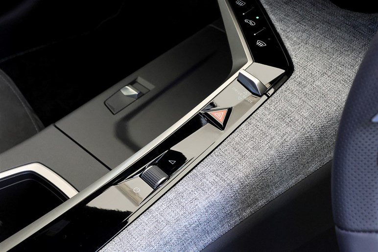 プジョーの新型SUV「3008」登場。ハイブリッド化で本当に良くなったのか？ 走りと装備を正直インプレッション