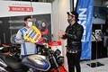 CMのバイクを手にしたのは誰!? バイク王が東京モーターサイクルショーで「ホーネット」の贈呈式を開催