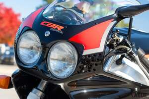 軽量&コンパクトで世界に衝撃を与えた“スーパースポーツの元祖” 大ヒットした「CBR900RR」をオークションで発見 32年前の“極上ホンダ”とは