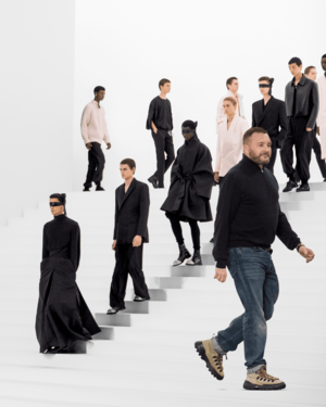 キム・ジョーンズ、ディオール 2025年フォール コレクションで有終の美を飾る──GQファッションアワード2025 フィナーレ・オブ・ザ・イヤー