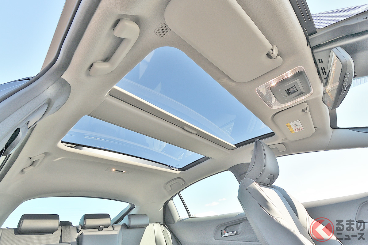 「花見」にも最適なのに… 車の「サンルーフ」なぜ減った？ 最近は「ガラス張り天井」が主流？ 装着するとデメリットも（くるまのニュース