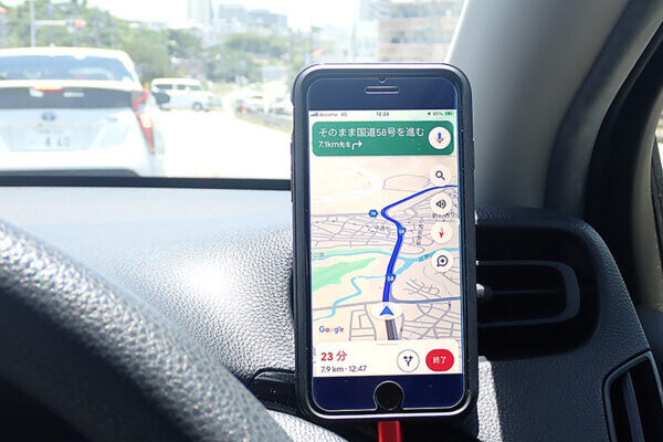 「俺のスマホ、逝った――!!」 真夏の車内で“耐えられる温度”知ってますか？ 車内放置すると「終わる」モノたちの対策法