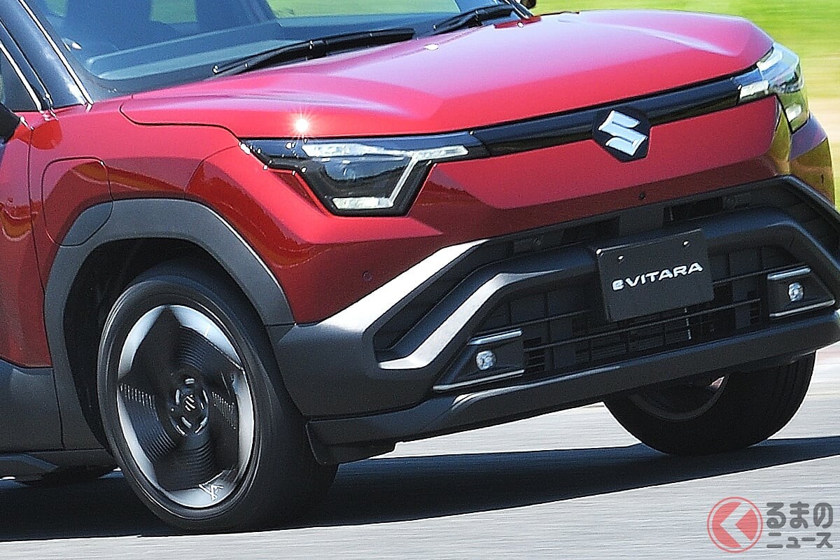 スズキ「新型コンパクトSUV」まもなく登場！ 初の「超静音モデル」は全長4.2m“手頃サイズ”で「かゆい所に手が届く」！ 期待の「新型イービターラ」夏発売で“販売の準備”も進行