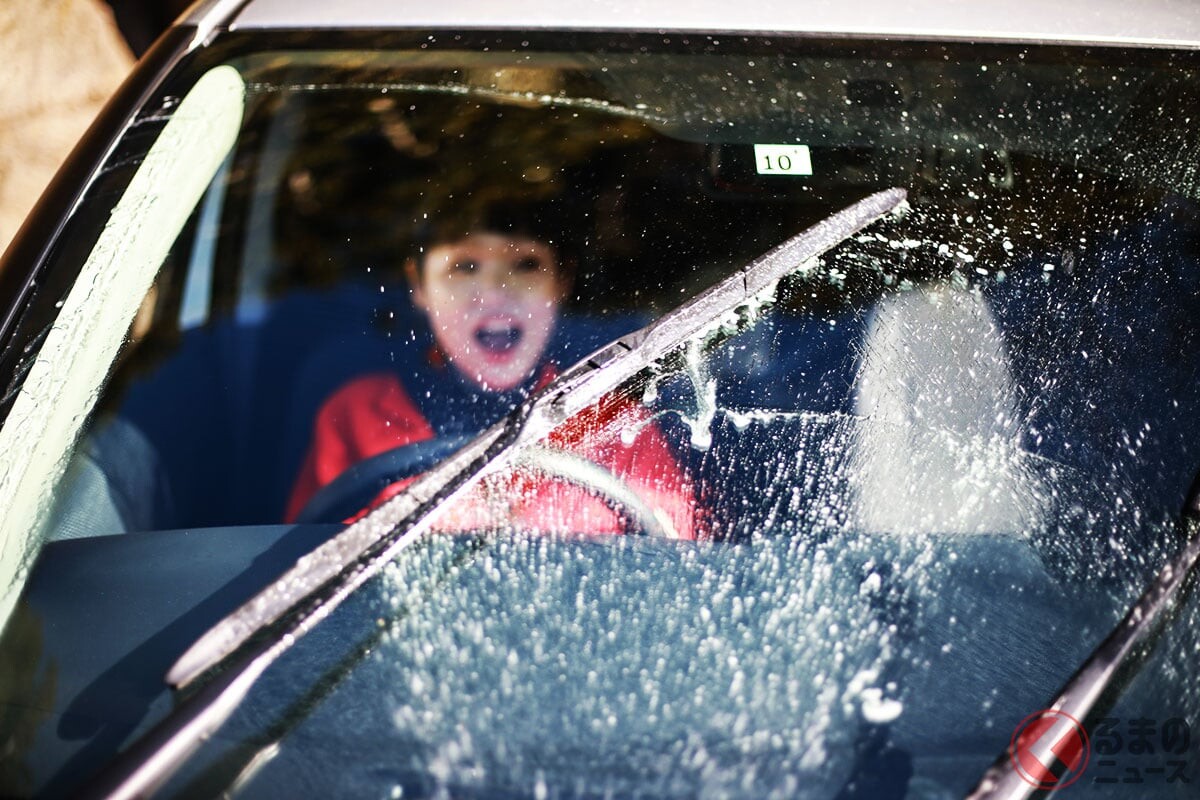 違反にならないけど「迷惑」？ 走行中の「ウォッシャー液」使用 “しぶき”がかかって「顔面ビチャビチャ」 トラブルの要因に？ 誰でも起こる「モヤッと」案件 どうすればいいのか