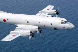 危なっ！中国空母の戦闘機が自衛隊機に「超接近」 目の前に迫る機体を捉えた画像を防衛省が公開