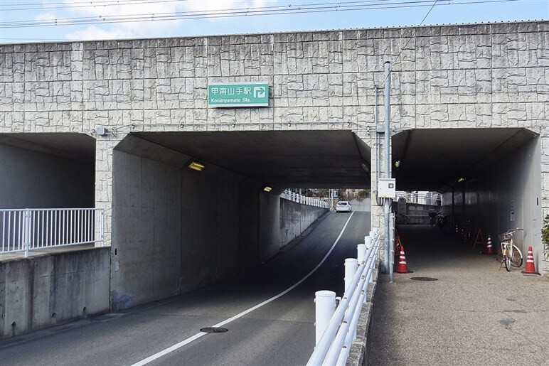 【初心者ドライバー必読】冠水道路に突っ込むとどうなる？ 知らないと後悔するクルマの“水没リスク”と対処法とは