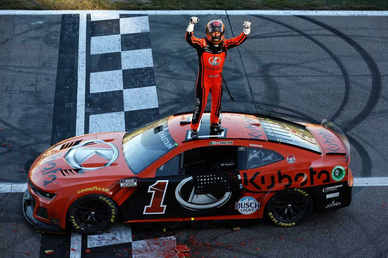 またも“非”プレーオフからウイナーが誕生。ロス・チャスティンが待望の今季初優勝／NASCAR第30戦