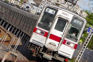 東武「スカイツリー駅～曳舟」来年3月に「完全高架化」へ！ 地獄の“開かずの踏切”ついに消滅 浅草～東向島が全区間高架に