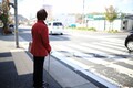 「信号機のない横断歩道」なぜ止まらない？ 8割以上のクルマが止まらない理由とは