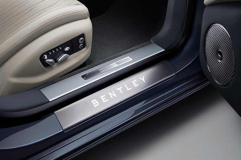ベントレー、新型「フライングスパー」を発表。豪華内装には自動車向けとして初採用の素材も