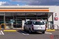なぜ？ 理由は？ コンビニ等で「前向き駐車」をお願いする看板、よく見るよね！ バック駐車じゃダメなの？