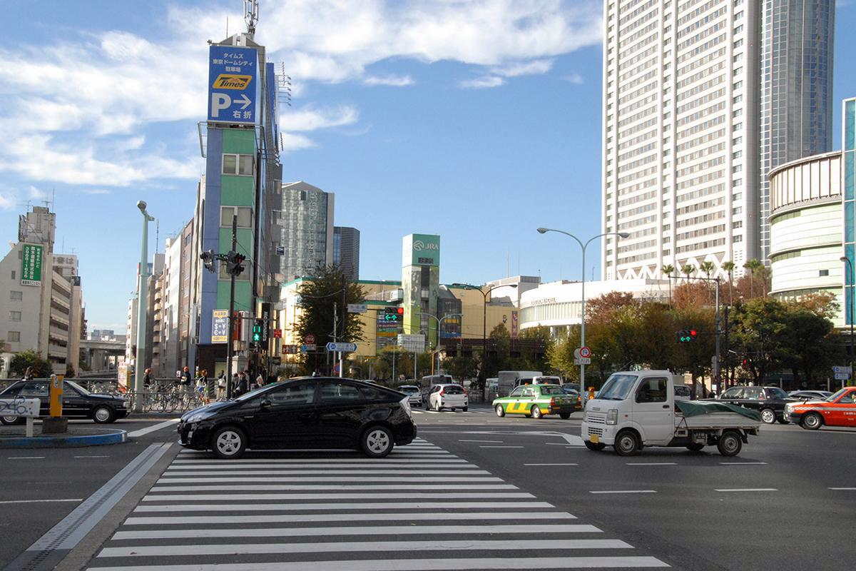 対面側が 赤 かわからなくて 怖い 危険 とも思える 時差式信号 が存在するワケ Web Cartop 自動車情報サイト 新車 中古車 Carview