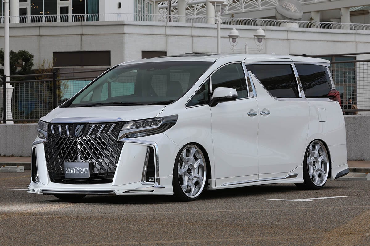 レクサスlm的フェイス 名門ヴァルドが仕立てる30系後期アルファードの上質なフェイスが渋すぎる スタイルワゴン ドレスアップナビ 自動車情報サイト 新車 中古車 Carview
