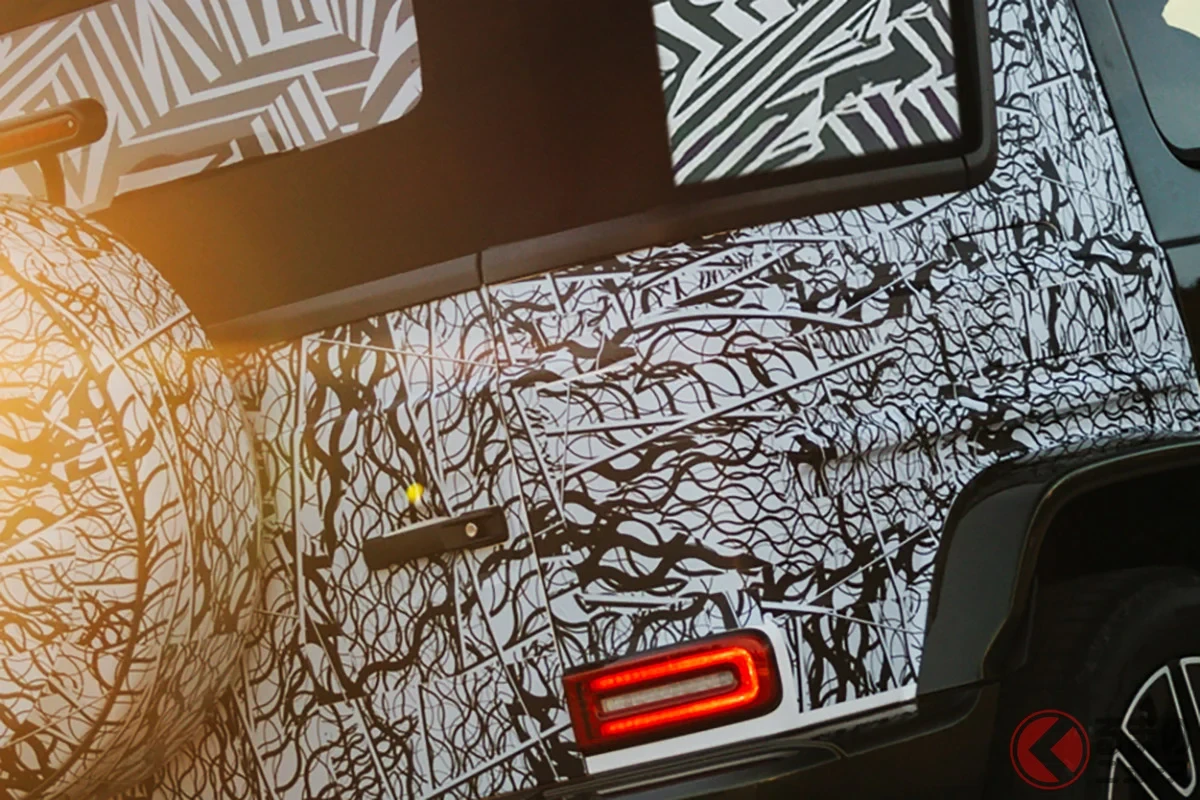 13年ぶりに復活!? 「新“オープン”SUV」まもなく登場か？ “カクカク”4ドアボディに「ソフトトップ」採用！ オーストリアに現れたメルセデス・ベンツ「Gクラス・カブリオレ」とは