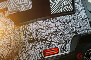 13年ぶりに復活!? 「新“オープン”SUV」まもなく登場か？ “カクカク”4ドアボディに「ソフトトップ」採用！ オーストリアに現れたメルセデス・ベンツ「Gクラス・カブリオレ」とは