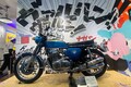 ホンダの「懐バイク」とスニーカーショップがコラボ!?　昭和をテーマに渋谷の店内に実車を展示