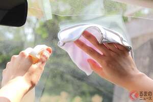 クルマの「内窓の汚れ」水道水で拭き上げちゃダメ!? キレイにしたつもりが逆に曇る？ カンタンにできる「正しいお手入れ方法」とは！