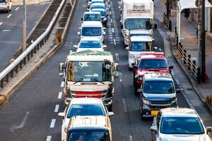 信号待ちで「必要以上にスペース空けて停止する車」なぜ？「停止線まで詰めろ」「意味不明」の声も…実は「意外な理由」があった!? 法律上問題は無いのか