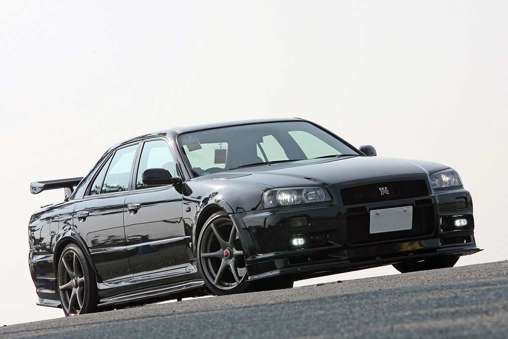 Rバッジへの尽きぬ想いが産んだ傑作 R34スカイラインセダンを完全gt R化 Web Option 自動車情報サイト 新車 中古車 Carview