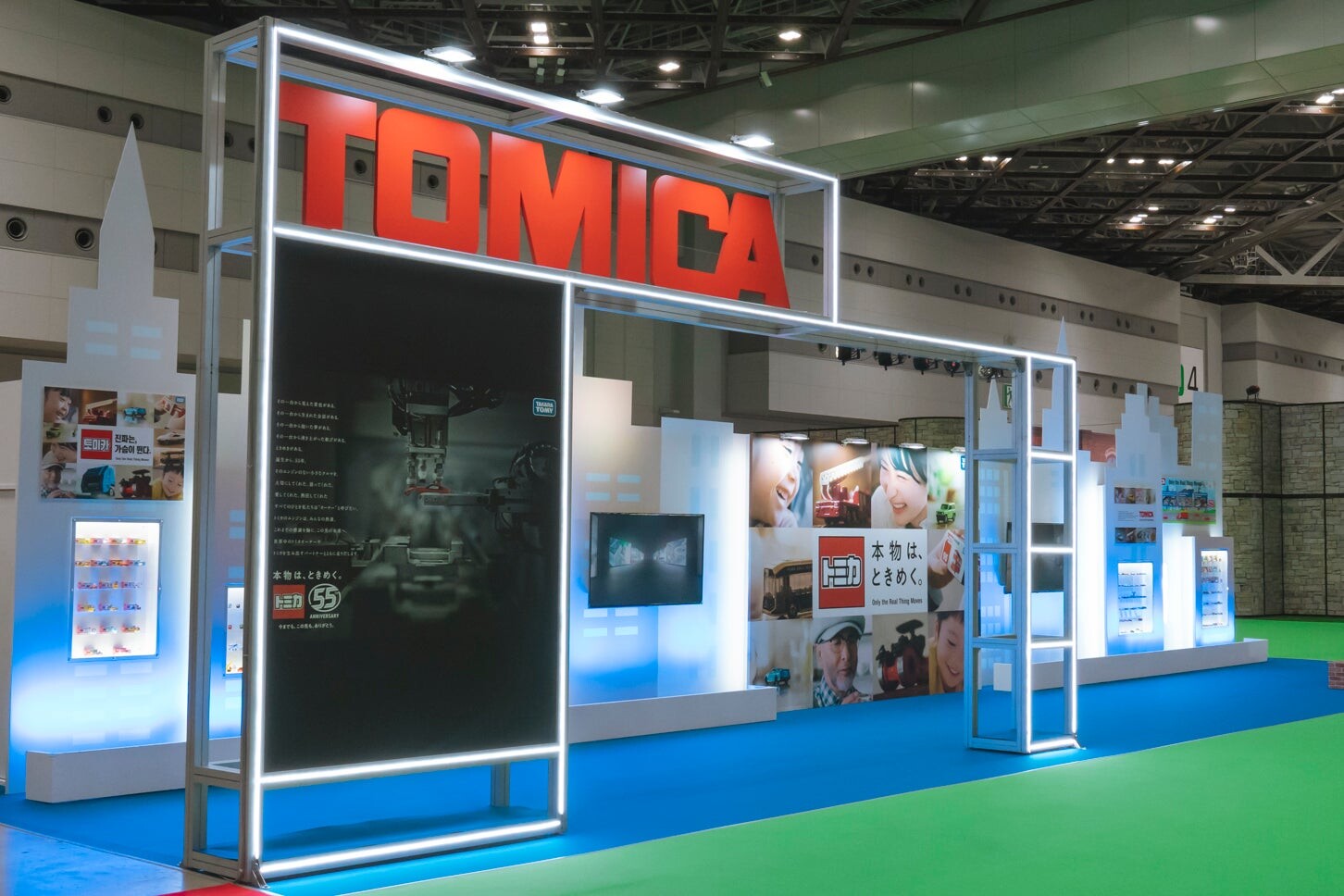 モビショー限定トミカが既に一部完売！ 全12種はどんなモデル？ トミカ55周年、特別デザインの実車展示も人気【ジャパンモビリティショー2025】