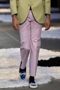 プラダ、シンプルな最新メンズショーに込めた「子どもの純粋さ」と世界情勢への憂い【2026年春夏コレクション】