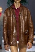 プラダ、シンプルな最新メンズショーに込めた「子どもの純粋さ」と世界情勢への憂い【2026年春夏コレクション】
